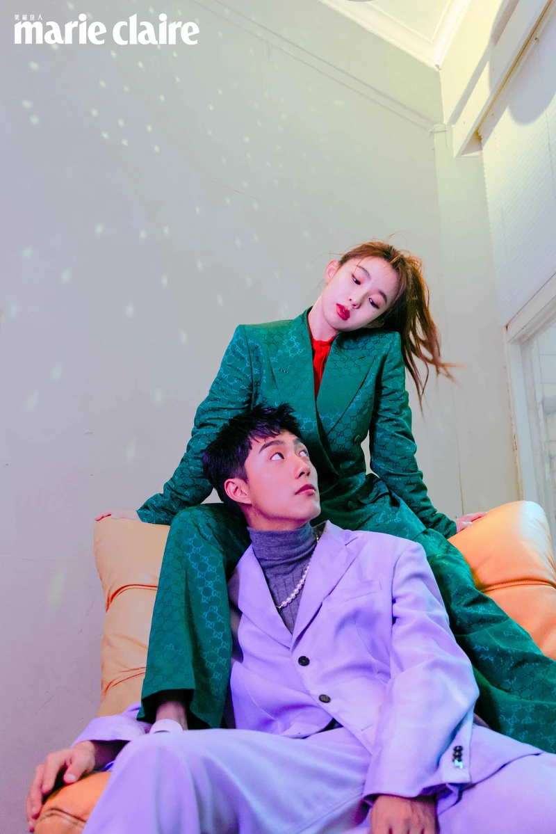 郭書瑤:綠色印花西裝外套、綠色印花西裝長褲、紅色綁帶襯衫、流蘇馬銜鍊皮鞋,all by Gucci。蔡凡熙:紫色西裝外套、紫色西裝長褲,both by MSGM;灰色高領上衣,Prada;珍珠項鍊,HANKAO。 郭書瑤:綠色印花西裝外套、綠色印花西裝長褲、紅色綁帶襯衫、流蘇馬銜鍊皮鞋,all by Gucci。蔡凡熙:紫色西裝外套、紫色西裝長褲,both by MSGM;灰色高領上衣,Prada;珍珠項鍊,HANKAO。