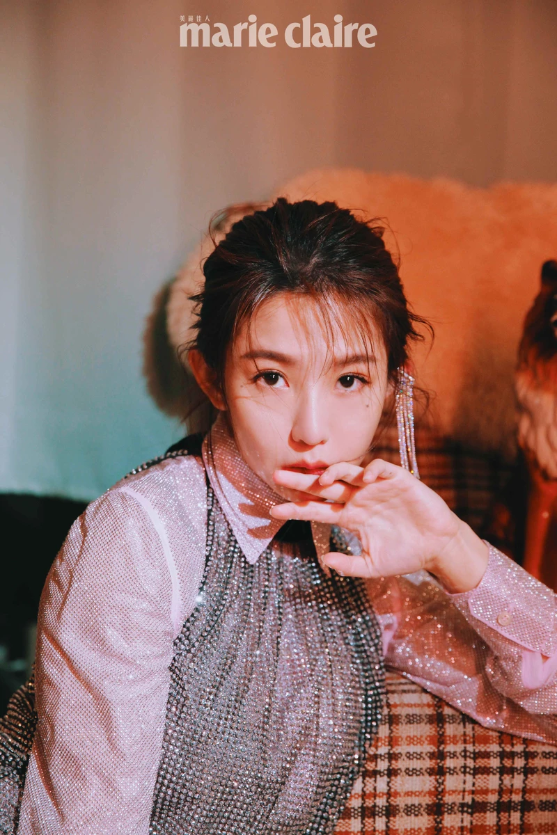 微型飾釘雪紡襯衫、水晶削肩薄紗洋裝、鑽飾流蘇耳扣,all by Prada。 微型飾釘雪紡襯衫、水晶削肩薄紗洋裝、鑽飾流蘇耳扣,all by Prada。