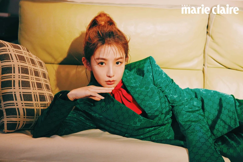 綠色印花西裝外套、綠色印花西裝長褲、紅色綁帶襯衫,all by Gucci。 綠色印花西裝外套、綠色印花西裝長褲、紅色綁帶襯衫,all by Gucci。