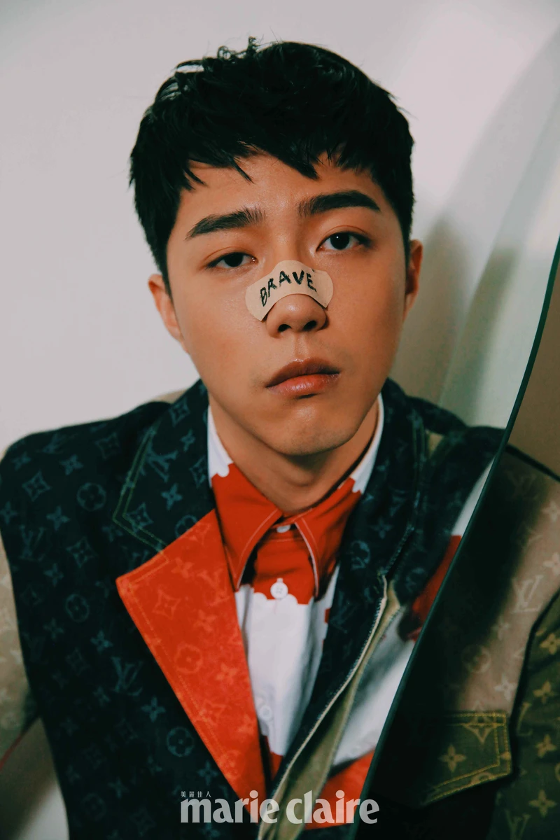 印花拼接丹寧西裝外套、紅色印花襯衫,all by Louis Vuitton。 印花拼接丹寧西裝外套、紅色印花襯衫,all by Louis Vuitton。