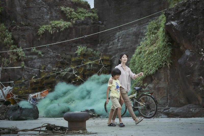 楊采妮非常疼愛片中兒子白潤音,殺青後還曾帶著白潤音到遊樂園,實現兩人之間的諾言 楊采妮非常疼愛片中兒子白潤音,殺青後還曾帶著白潤音到遊樂園,實現兩人之間的諾言