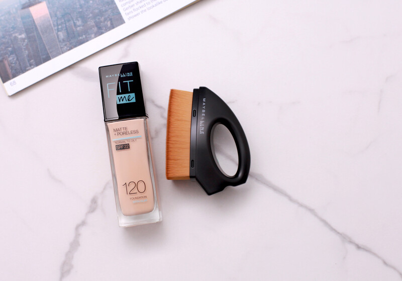 MAYBELLINE媚比琳 FIT ME反孔特霧粉底液+熨斗小神刷情境圖。 MAYBELLINE媚比琳 FIT ME反孔特霧粉底液+熨斗小神刷情境圖。