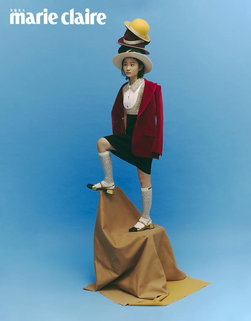 黃色紳士帽、酒紅色紳士帽、綠色紳士帽、深藍色紳士帽、白色寬沿紳士帽,all by HYOKOU;水晶綴飾拼接洋裝、白色鑽飾長襪、金色跟鞋,all by Miu Miu;酒紅色劍領西裝外套,Gucci。 黃色紳士帽、酒紅色紳士帽、綠色紳士帽、深藍色紳士帽、白色寬沿紳士帽,all by HYOKOU;水晶綴飾拼接洋裝、白色鑽飾長襪、金色跟鞋,all by Miu Miu;酒紅色劍領西裝外套,Gucci。