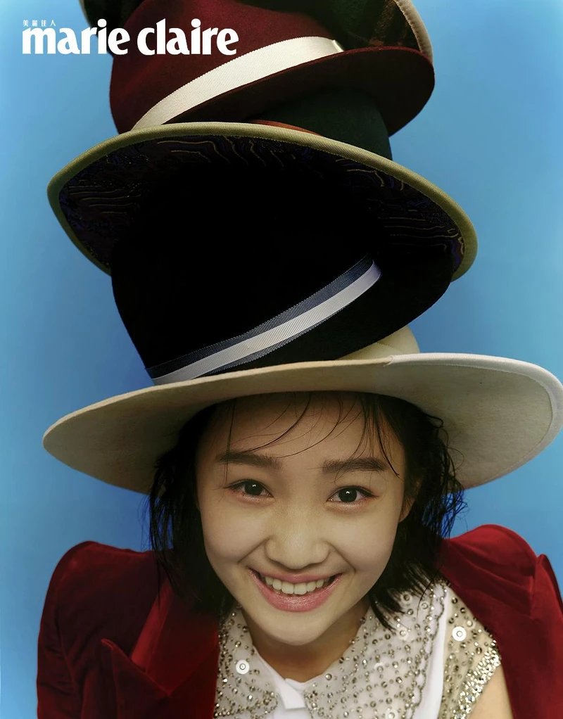 黃色紳士帽、酒紅色紳士帽、綠色紳士帽、深藍色紳士帽、白色寬沿紳士帽,all by HYOKOU;水晶綴飾拼接洋裝,Miu Miu;酒紅色劍領西裝外套,Gucci。 黃色紳士帽、酒紅色紳士帽、綠色紳士帽、深藍色紳士帽、白色寬沿紳士帽,all by HYOKOU;水晶綴飾拼接洋裝,Miu Miu;酒紅色劍領西裝外套,Gucci。