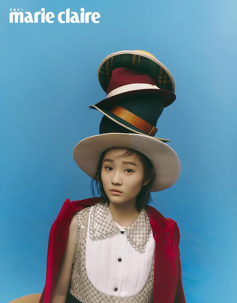 黃色紳士帽、酒紅色紳士帽、綠色紳士帽、深藍色紳士帽、白色寬沿紳士帽,all by HYOKOU;水晶綴飾拼接洋裝,Miu Miu;酒紅色劍領西裝外套,Gucci。 黃色紳士帽、酒紅色紳士帽、綠色紳士帽、深藍色紳士帽、白色寬沿紳士帽,all by HYOKOU;水晶綴飾拼接洋裝,Miu Miu;酒紅色劍領西裝外套,Gucci。