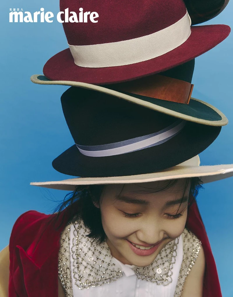 黃色紳士帽、酒紅色紳士帽、綠色紳士帽、深藍色紳士帽、白色寬沿紳士帽,all by HYOKOU;水晶綴飾拼接洋裝,Miu Miu;酒紅色劍領西裝外套,Gucci。 黃色紳士帽、酒紅色紳士帽、綠色紳士帽、深藍色紳士帽、白色寬沿紳士帽,all by HYOKOU;水晶綴飾拼接洋裝,Miu Miu;酒紅色劍領西裝外套,Gucci。