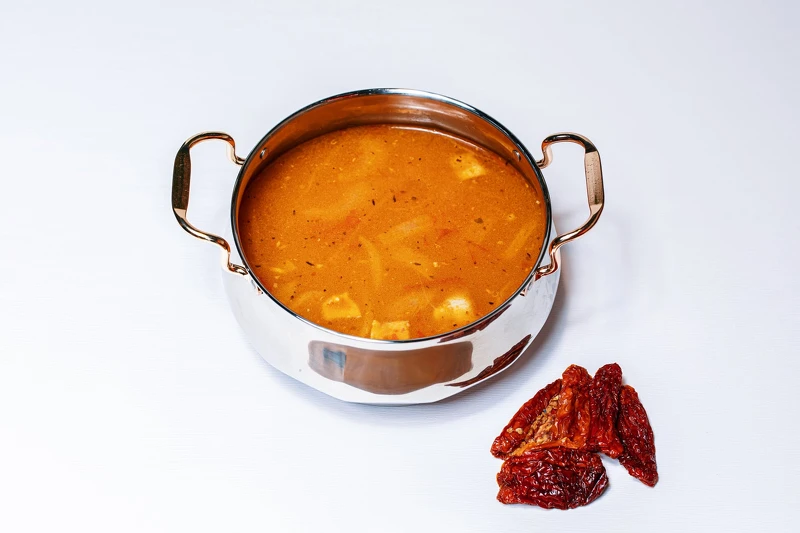 鍋底展現清爽的蕃茄香氣。