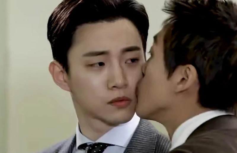 南宮珉在金科長偷親李俊昊 Photo/Netflix截圖