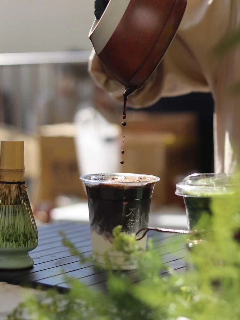 日本茶專賣店「万茶川 BĀN TÊ」,將在公園裡的草木森花市集帶來現刷現泡的抹茶飲品。 日本茶專賣店「万茶川 BĀN TÊ」,將在公園裡的草木森花市集帶來現刷現泡的抹茶飲品。