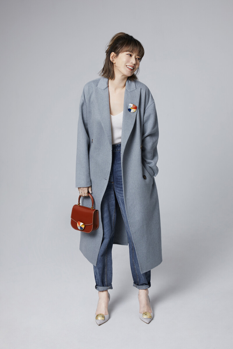 Melody以 SAUVEREIGN Cubik系列傳世金箔扣作為胸針裝飾並搭配於Aphrodite包款上,腳踩 Merida 75金箔跟鞋搭配 Pure系列傳世金箔扣。 Melody以 SAUVEREIGN Cubik系列傳世金箔扣作為胸針裝飾並搭配於Aphrodite包款上,腳踩 Merida 75金箔跟鞋搭配 Pure系列傳世金箔扣。