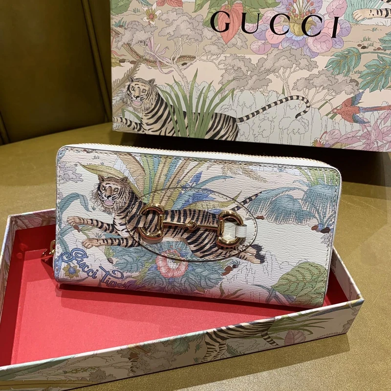 虎年主題印花馬銜鍊錢包,NT28,300 虎年主題印花馬銜鍊錢包,NT28,300