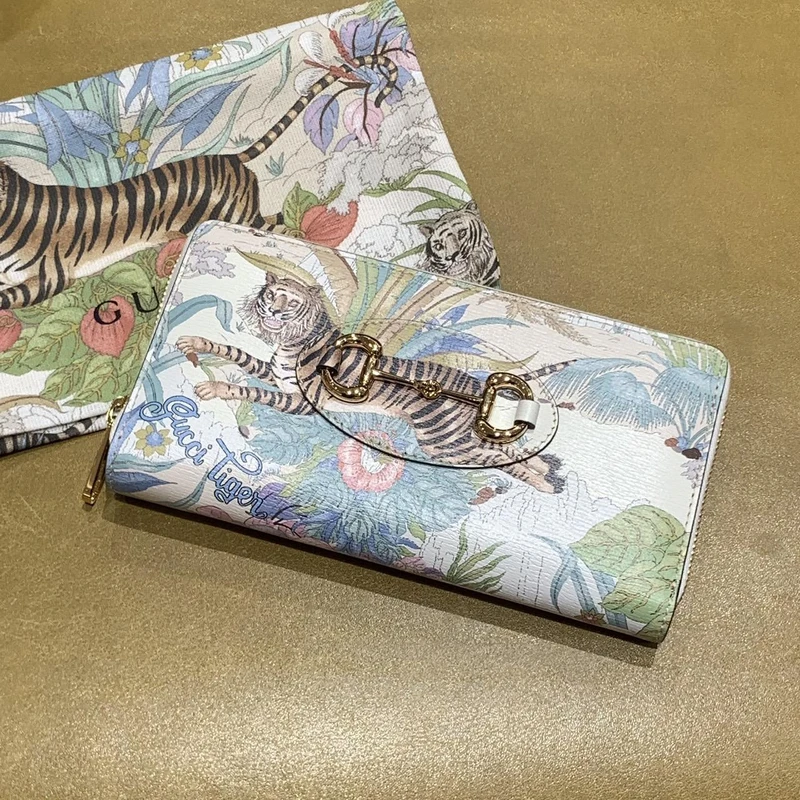 虎年主題印花馬銜鍊錢包,NT28,300 虎年主題印花馬銜鍊錢包,NT28,300