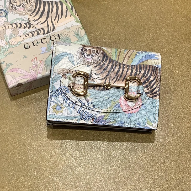 虎年主題印花馬銜鍊短夾,NT17,700 虎年主題印花馬銜鍊短夾,NT17,700