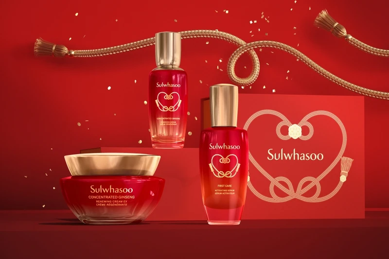 Sulwhasoo雪花秀新春養膚金三角-潤燥養膚精華、滋陰生人蔘緊緻煥顏微導精露、滋陰蔘回彈霜2022幸福如意限定版形象圖。 Sulwhasoo雪花秀新春養膚金三角-潤燥養膚精華、滋陰生人蔘緊緻煥顏微導精露、滋陰蔘回彈霜2022幸福如意限定版形象圖。