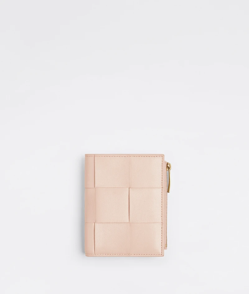 寬編織小羊皮對開短夾,NT18,400 寬編織小羊皮對開短夾,NT18,400