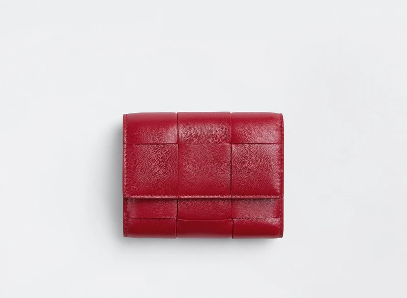 寬編織小羊皮三折短夾(深紅),NT20,400 寬編織小羊皮三折短夾(深紅),NT20,400