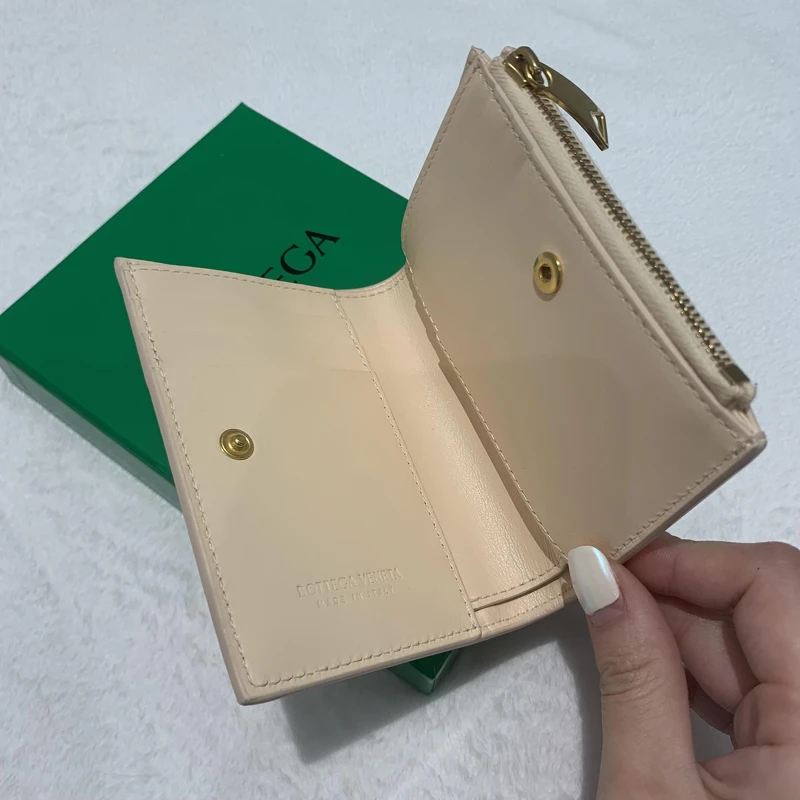 寬編織小羊皮對開短夾,NT18,400 寬編織小羊皮對開短夾,NT18,400