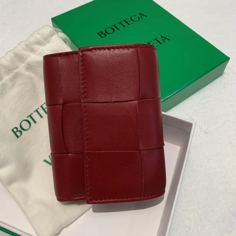 寬編織小羊皮三折短夾(深紅),NT20,400 寬編織小羊皮三折短夾(深紅),NT20,400