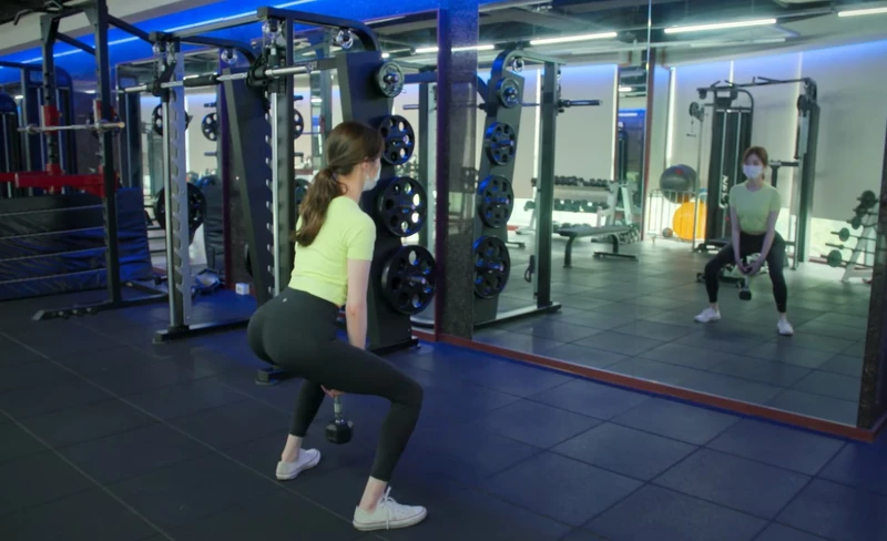 部分網友認為啞鈴重量太輕 部分網友認為啞鈴重量太輕