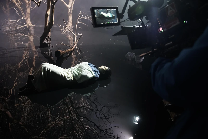 《無神之地不下雨》曾之喬在前年寒冬跨年夜，泡在水池裡拍攝關鍵戲_