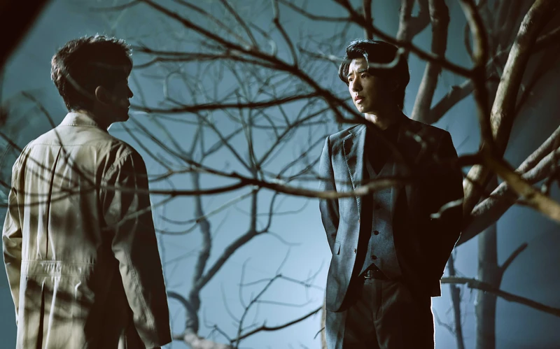 《無神之地不下雨》傅孟柏（右）站在水中平台，笑稱彷彿回到大學時演舞台劇，左為鄭元暢