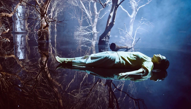 《無神之地不下雨》曾之喬認為劇中「陰陽交界地」的鏡面水池氛圍很幫助入戲