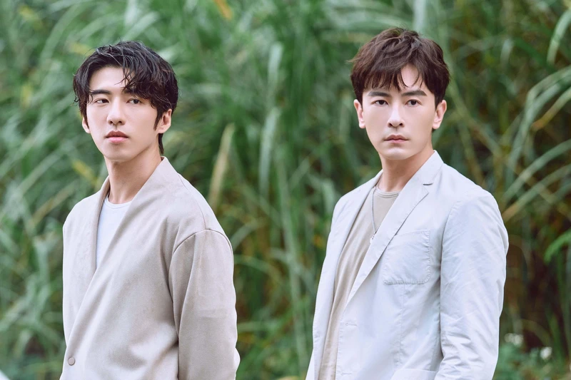 《無神之地不下雨》「夢之神」鄭元暢（右）陪伴「造物主」傅孟柏巡視大地