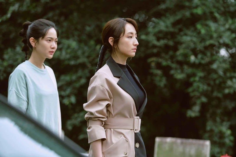 《無神之地不下雨》「雲之神」柯佳嬿（右）帶「謝天娣」曾之喬窺見真相