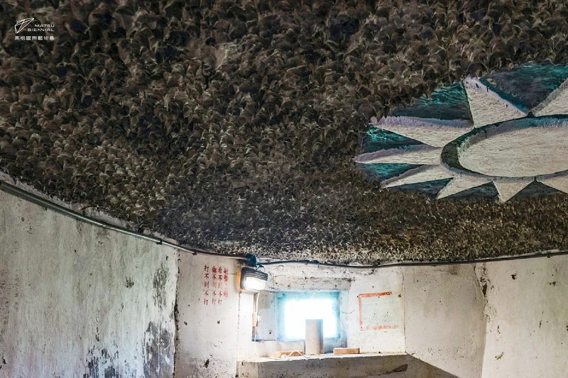 《地下工事》以馬祖高密度的軍事坑道、地道、防空洞為媒材。 《地下工事》以馬祖高密度的軍事坑道、地道、防空洞為媒材。