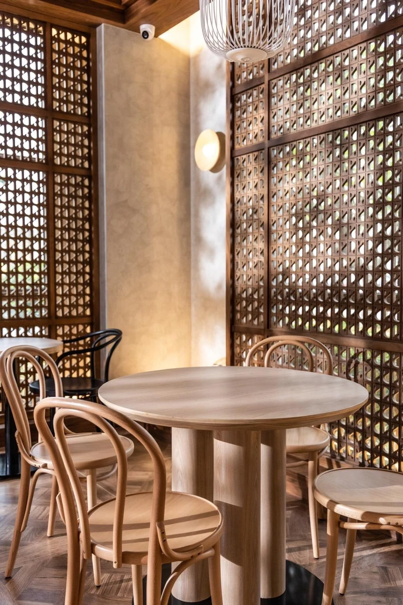 光線會透過經典的 LOGO 簍空木牆，讓空間顯得十分有穿透感且優美柔和。