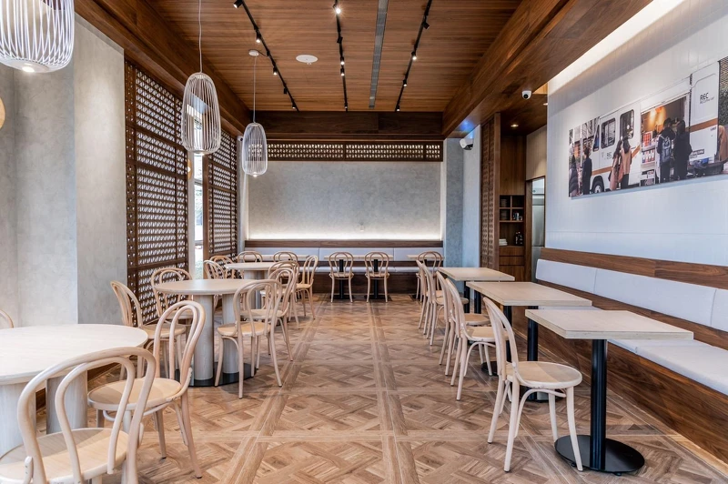 空間延續著海外店系列的清水模與木質感風格。