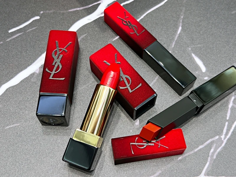 YSL奢華緞面唇膏熾熱絨情限定版、奢華緞面絨霧唇膏熾熱絨情限定版。