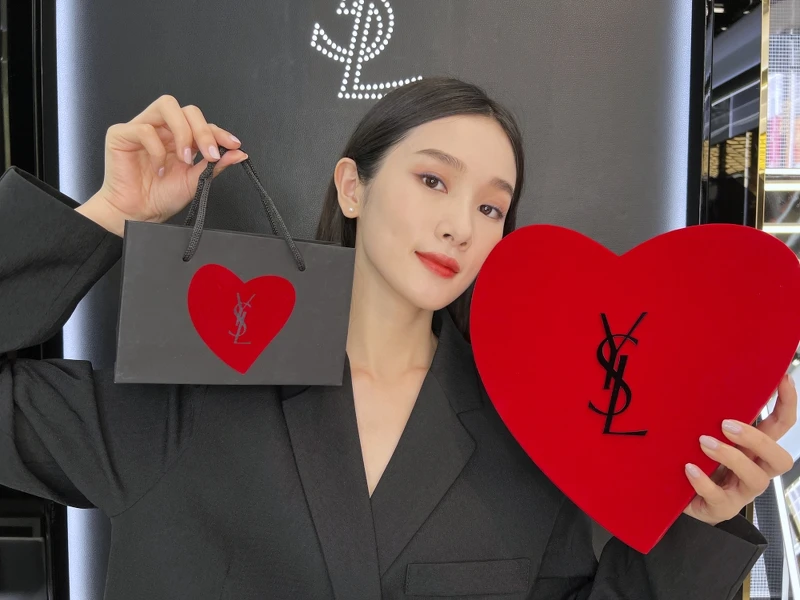 YSL 2022情人節熾熱絨情提袋與心形禮盒。