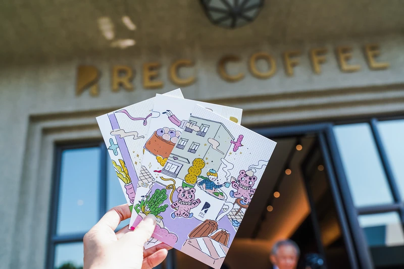 1/17 起只要在 REC COFFEE 台中崇德店消費咖啡滿額就能獲得插畫家阿蕉特地為開幕所繪製的明信片，限量送完為止。