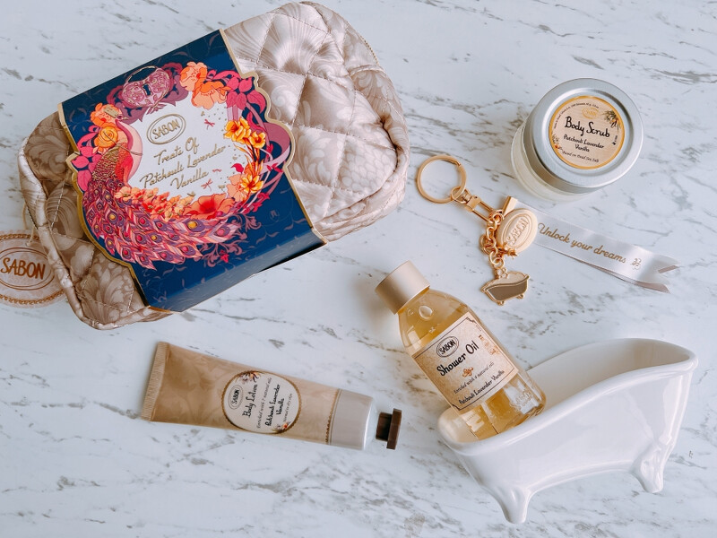 三部曲除了單品,也推出珍藏組合。附上特別訂製的古典化妝包,緞面材質結合經典的菱格紋展現出精緻優雅的古典感,裡面還有限量的25週年品牌鑰匙圈,象徵著「夢想解鎖(Unlock Your Dream)」,可在鑰匙圈緞帶上輕輕噴灑自己喜愛的香水,讓香氣隨身。 三部曲除了單品,也推出珍藏組合。附上特別訂製的古典化妝包,緞面材質結合經典的菱格紋展現出精緻優雅的古典感,裡面還有限量的25週年品牌鑰匙圈,象徵著「夢想解鎖(Unlock Your Dream)」,可在鑰匙圈緞帶上輕輕噴灑自己喜愛的香水,讓香氣隨身。