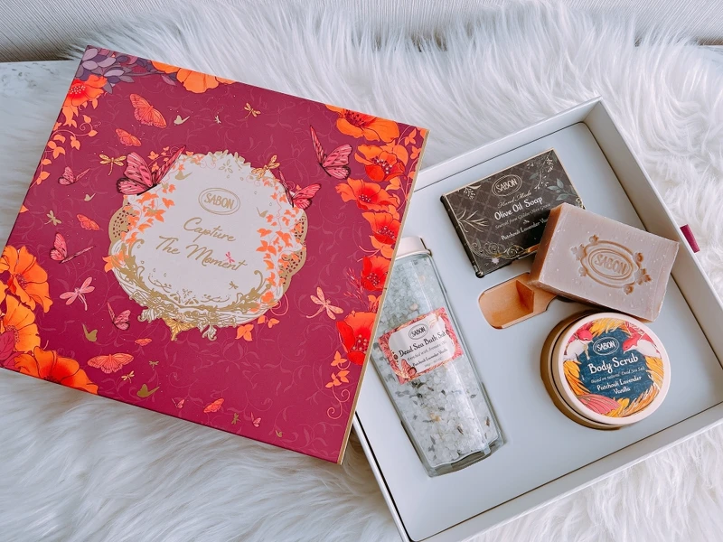 打造最澎湃的沐浴時光,禮盒組中包含身體磨砂膏、浴鹽以及手工橄欖油香氛皂, 讓自己在家中即可享受屬於自己的SPA。 打造最澎湃的沐浴時光,禮盒組中包含身體磨砂膏、浴鹽以及手工橄欖油香氛皂, 讓自己在家中即可享受屬於自己的SPA。