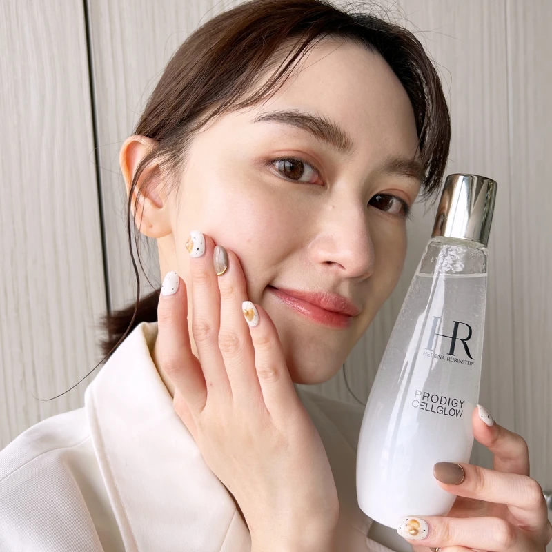 HR赫蓮娜極緻高光全能水凝露瓶中可見的一顆顆小露珠,以96:4 黃金比例有效釋放露珠活性滲透直達肌底,高效豐盈潤澤。 HR赫蓮娜極緻高光全能水凝露瓶中可見的一顆顆小露珠,以96:4 黃金比例有效釋放露珠活性滲透直達肌底,高效豐盈潤澤。