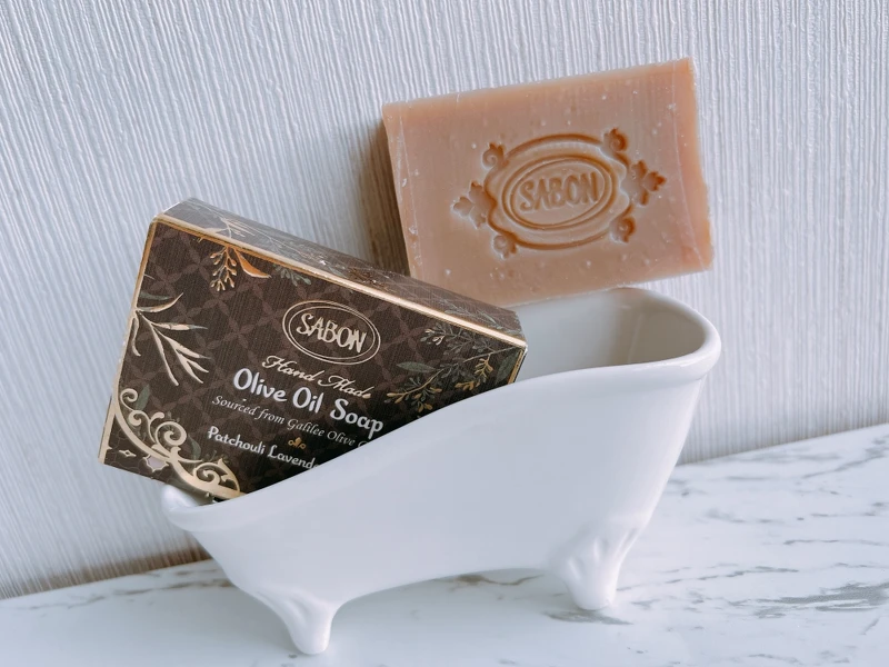 回到SABON起點的橄欖油香氛皂,純素配方搭配來自加利利海的初榨橄欖油,讓手工皂的潤膚性更好,使用時還能感受到PLV的香氣慢慢地透出。 回到SABON起點的橄欖油香氛皂,純素配方搭配來自加利利海的初榨橄欖油,讓手工皂的潤膚性更好,使用時還能感受到PLV的香氣慢慢地透出。