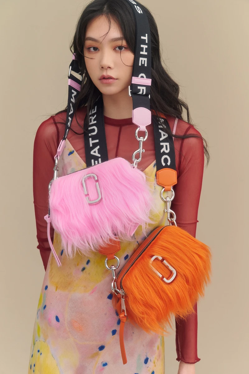 Marc Jacobs芭比粉毛怪版Snapshot相機包、蜜柑橘毛怪版Snapshot相機包,各NT16,900 Marc Jacobs芭比粉毛怪版Snapshot相機包、蜜柑橘毛怪版Snapshot相機包,各NT16,900