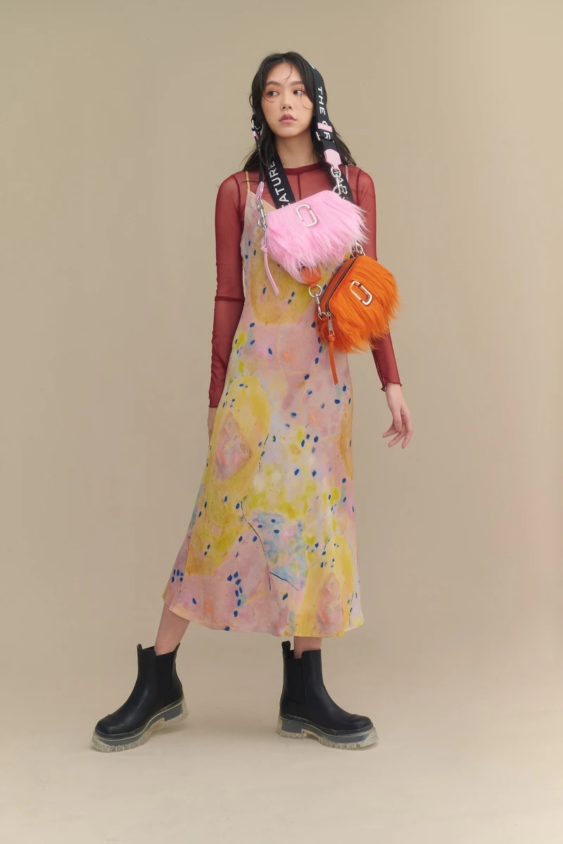 Marc Jacobs芭比粉毛怪版Snapshot相機包、蜜柑橘毛怪版Snapshot相機包,各NT16,900 Marc Jacobs芭比粉毛怪版Snapshot相機包、蜜柑橘毛怪版Snapshot相機包,各NT16,900