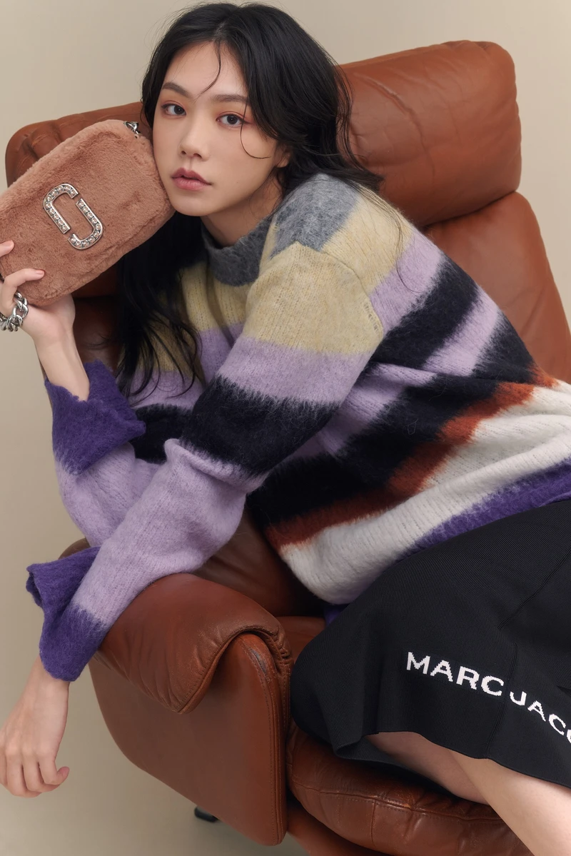 Marc Jacobs 乾燥玫瑰粉絨毛版Snapshot相機包,NT17,900 Marc Jacobs 乾燥玫瑰粉絨毛版Snapshot相機包,NT17,900