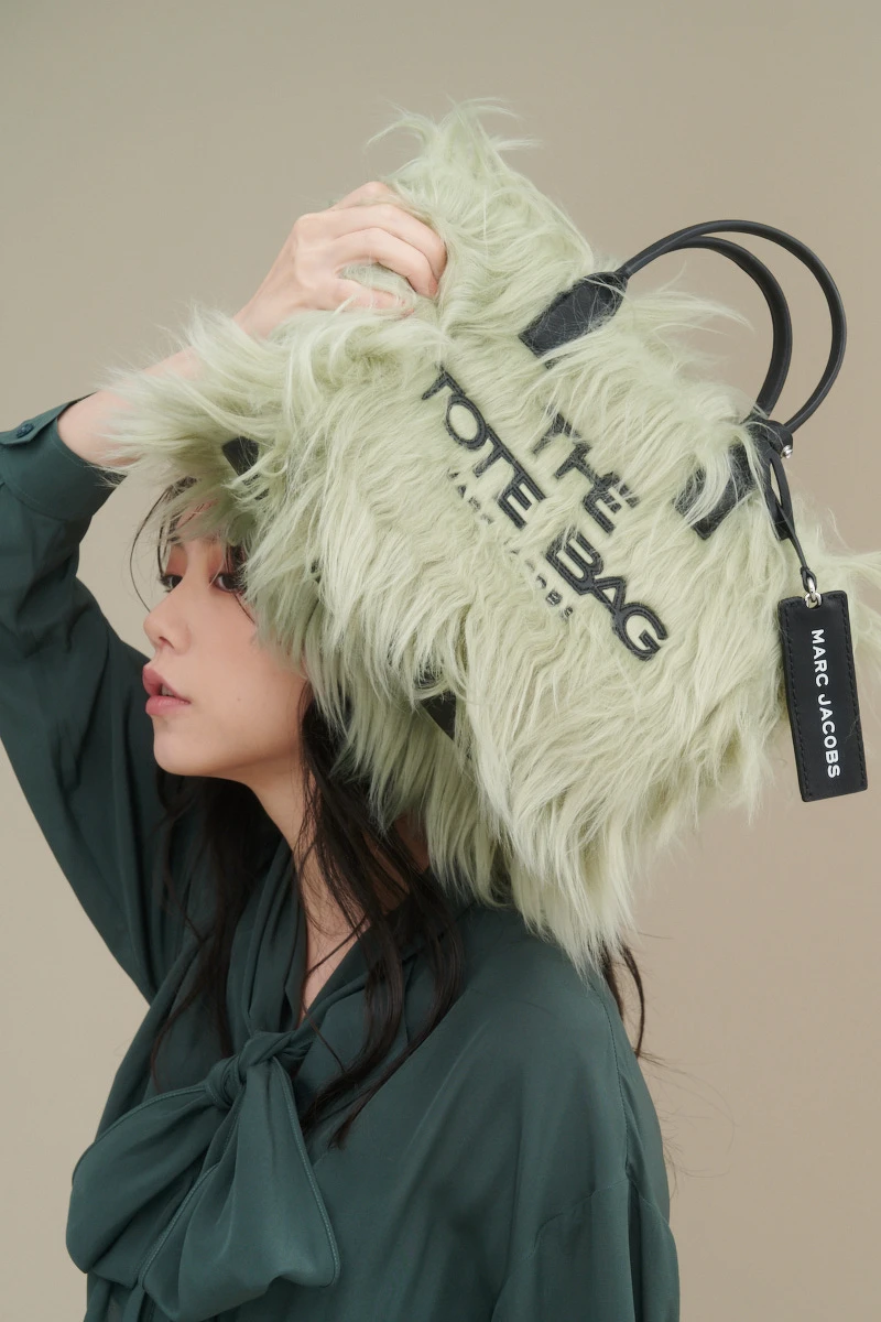 Marc Jacobs米灰綠毛怪版Tote Bag 托特包,NT19,900 Marc Jacobs米灰綠毛怪版Tote Bag 托特包,NT19,900