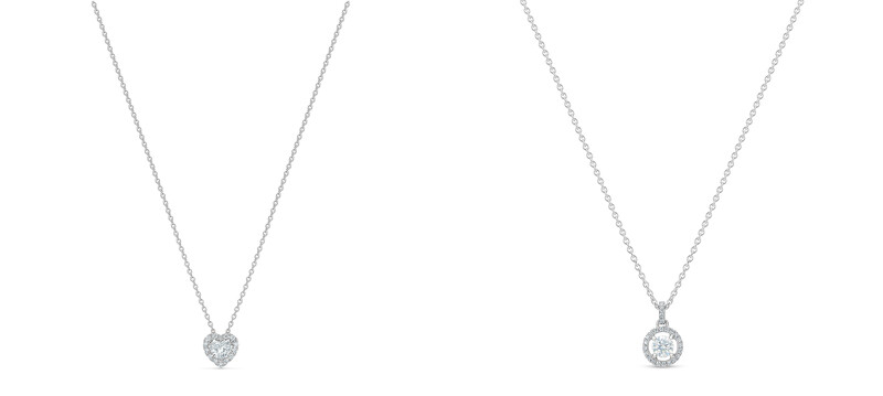 採用經典Aura鑲嵌設計的心形主鑽，掛在胸前隨著舉手投足的擺動，更顯光耀迷人。 My First De Beers Aura 18K白金心形鑽石吊墜項鍊NT97,000、My First De Beers Aura 18K白金圓形明亮式切割鑽石吊墜項鍊NT92,000
