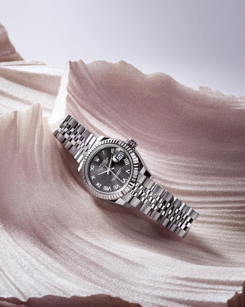 Lady-Datejust白色黃金鋼款,搭配三角坑紋外圈,以及羅馬數字鐘點標記深灰色錶面©RolexUlysse Fréchelin Lady-Datejust白色黃金鋼款,搭配三角坑紋外圈,以及羅馬數字鐘點標記深灰色錶面©RolexUlysse Fréchelin