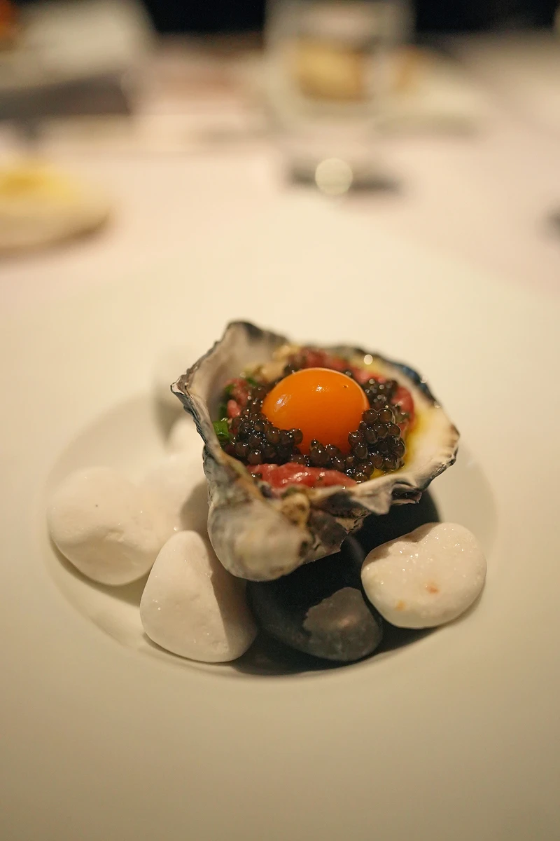 黃瓜條生牛肉塔塔|法國奧塞嘉魚子醬|法國大衛赫夫甜生蠔。 黃瓜條生牛肉塔塔|法國奧塞嘉魚子醬|法國大衛赫夫甜生蠔。