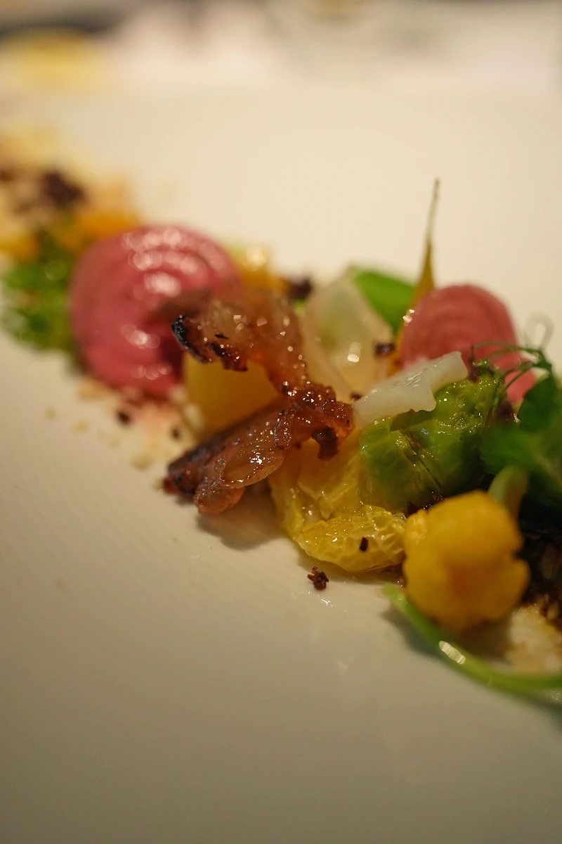 蔬菜上頭有煙燻風乾鹽漬中腹煎製的培根。 蔬菜上頭有煙燻風乾鹽漬中腹煎製的培根。