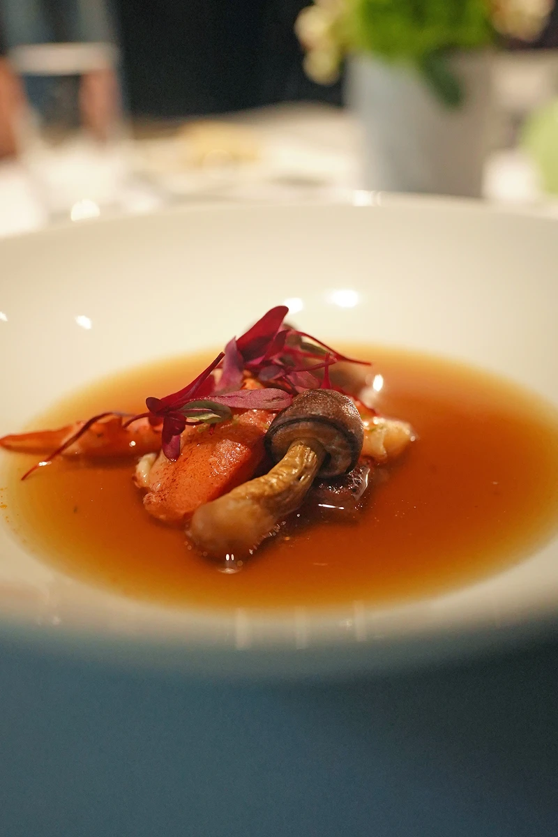 櫻花木煙燻菲力|加拿大龍蝦|蘭姆酒和牛澄清湯。 櫻花木煙燻菲力|加拿大龍蝦|蘭姆酒和牛澄清湯。