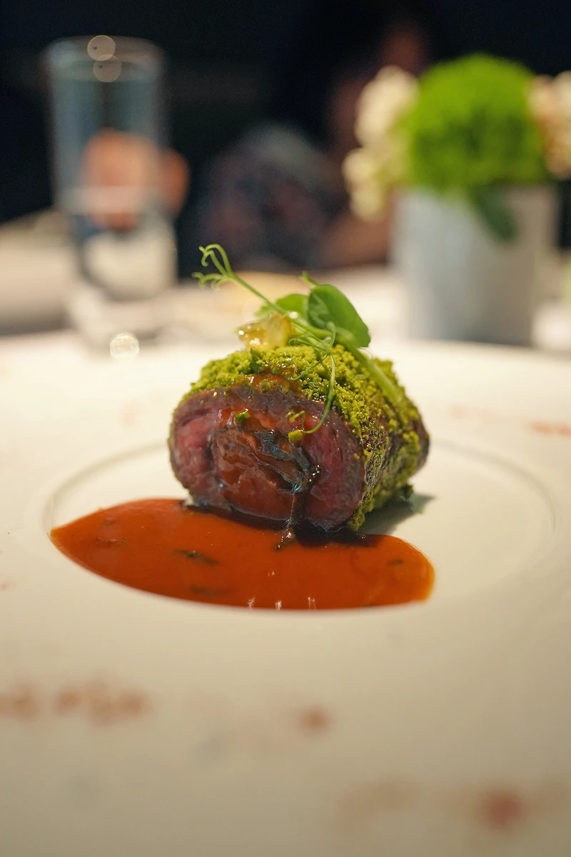 鹽麴漬和牛臀肉心|義大利冬季黑松露|開心果。 鹽麴漬和牛臀肉心|義大利冬季黑松露|開心果。