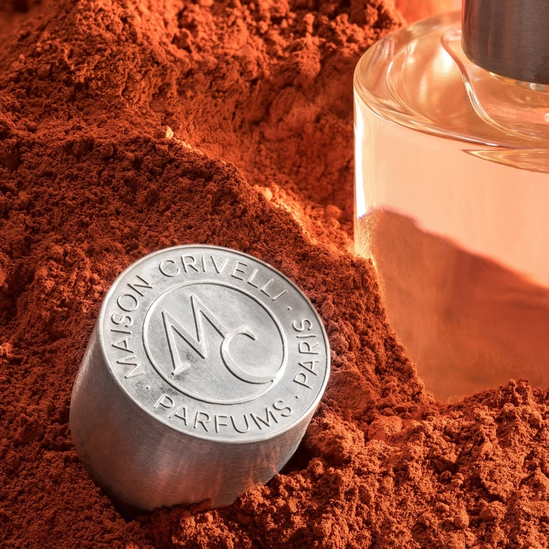 Maison Crivelli淡香精瓶蓋刻有品牌名稱及縮寫。