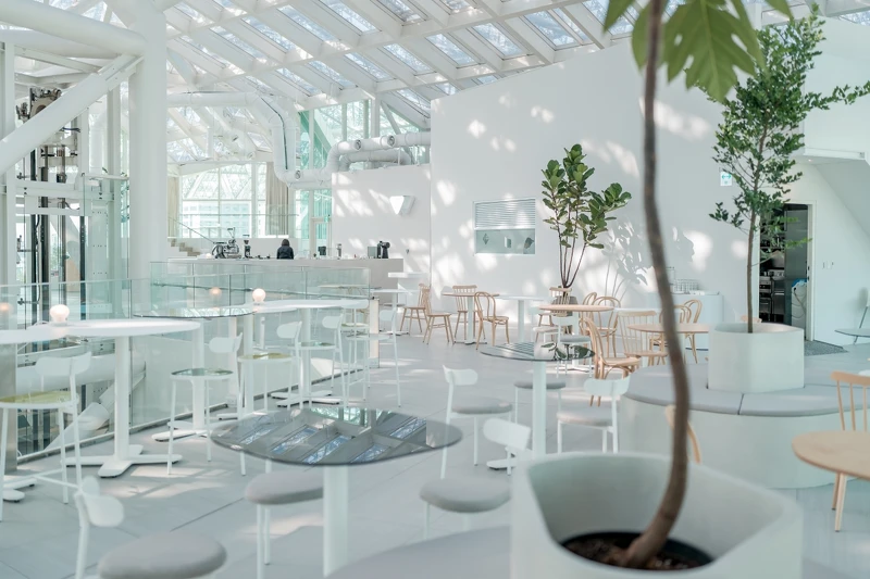 散落的光影在南美春室The POOL空間之中。 散落的光影在南美春室The POOL空間之中。